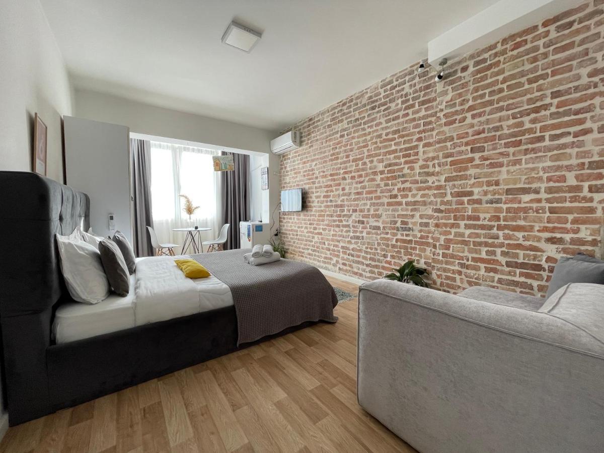 Bricks Apartment *